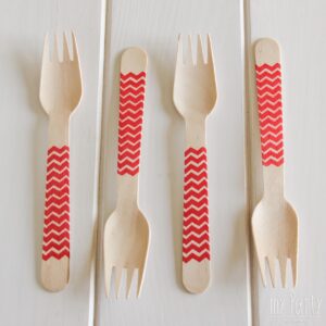 Tenedor de madera chevron rojo