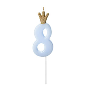 Preciosa vela del número "8" en color azul pastel decorado con una corona dorada brillante. Dará un toque especial a la gran esperada tarta. Medida: 9,5cm de alto